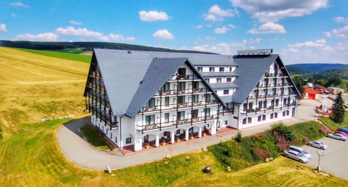Romantik im Erzgebirge: 2 Nächte Classic Zimmer für Zwei mit Halbpension Wein & Pralinen im 4* Alpina Lodge Hotel Oberwiesenthal 179 €
