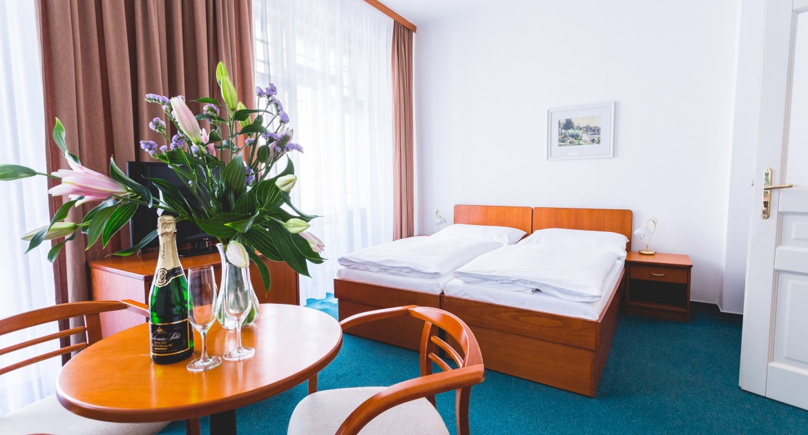 Karlsbad: 3 Tage inkl. Halbpension, Sauna, Massage für 2 Personen im ASTORIA Hotel & Medical Spa für 229€