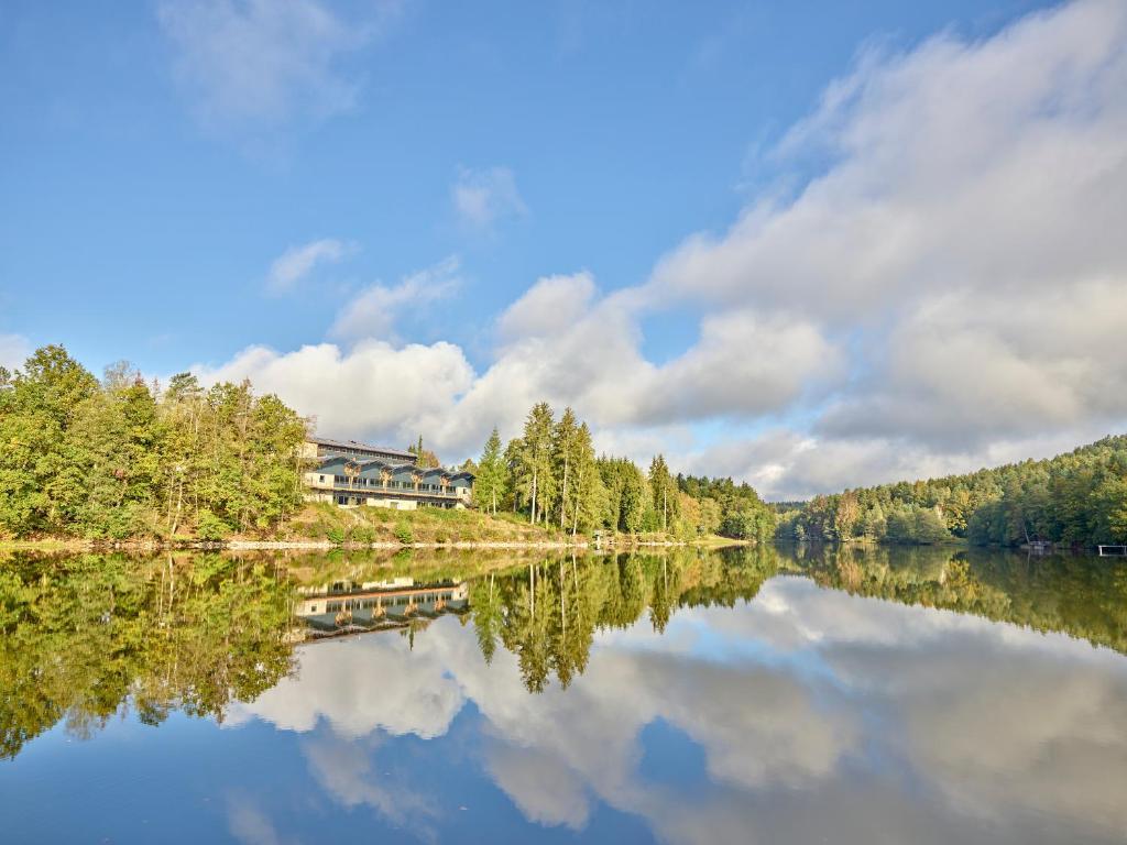 Bayern 2 Nächte für ZWEI im Doppelzimmer inkl. Abendbuffet im Das Dreiburgensee Naturhotel und Spa 284 €