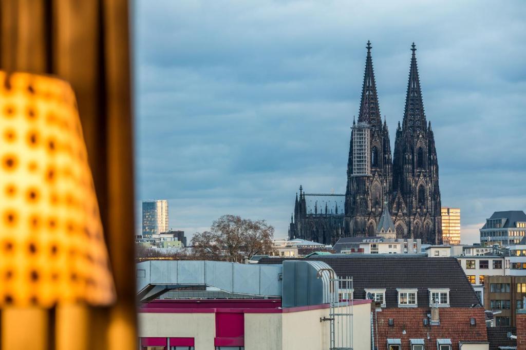 Köln: 1 Nacht Kurztrip für Zwei im Doppelzimmer inkl. Frühstück &amp; Welcome Drink im modernen 4* The MIDTOWN HOTEL